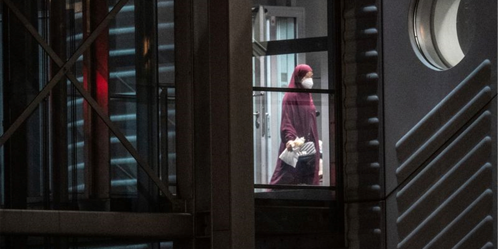 ARCHIV – Eine verschleierte Frau mit Mund-Nasen-Bedeckung verlässt eine Chartermaschine und betritt einen abgeschirmten Bereich der Bundespolizei am Flughafen Frankfurt.