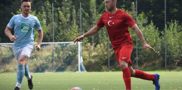 Ufuk Türkkan (r.) läuft ab sofort für den SSV Mühlhausen auf.
