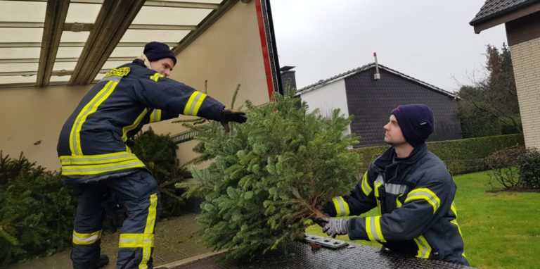 Der Löschzug der Borker Feuerwehr sammelt auch im Jahr 2022 wieder alte Tannenbäume ein.
