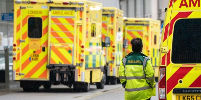 Eine Rettungssanitäterin geht an einer Reihe Krankenwagen vor einem Londoner Krankenhaus vorbei.