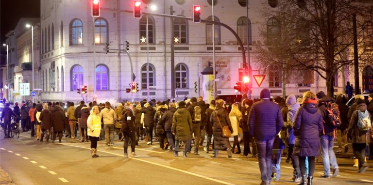Impfgegner und Gegner von Corona-Einschränkungen demonstrieren durch die Innenstadt. (Symbolbild)