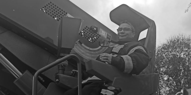 Die Freiwillige Feuerwehr trauert um ihr langjähriges und geschätztes Mitglied André Köhler. Nach einem tragischen Tauchunfall, bei dem sein Freund und Kamerad an seiner Seite war, ist er mit 52 Jahren gestorben. Auch der Bürgerschützenverein trauert um sein Mitglied.