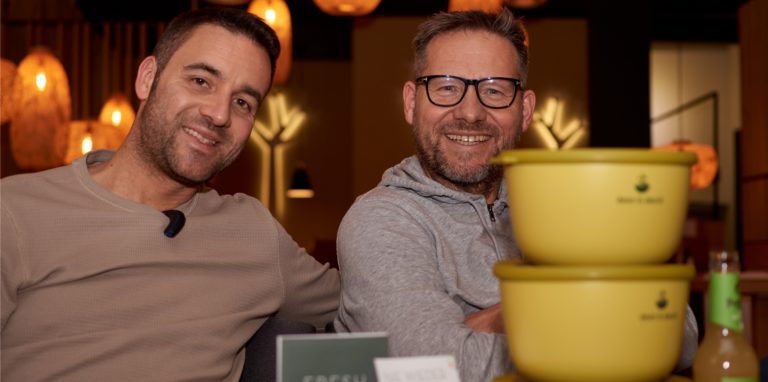 Dirk Vopel (r.) und Jonas Vorbohle (l.) sind die neuen Betreiber des Restaurants Dean & David an der Silberstraße in Dortmund. Sie freuen sich auf die Neueröffnung.