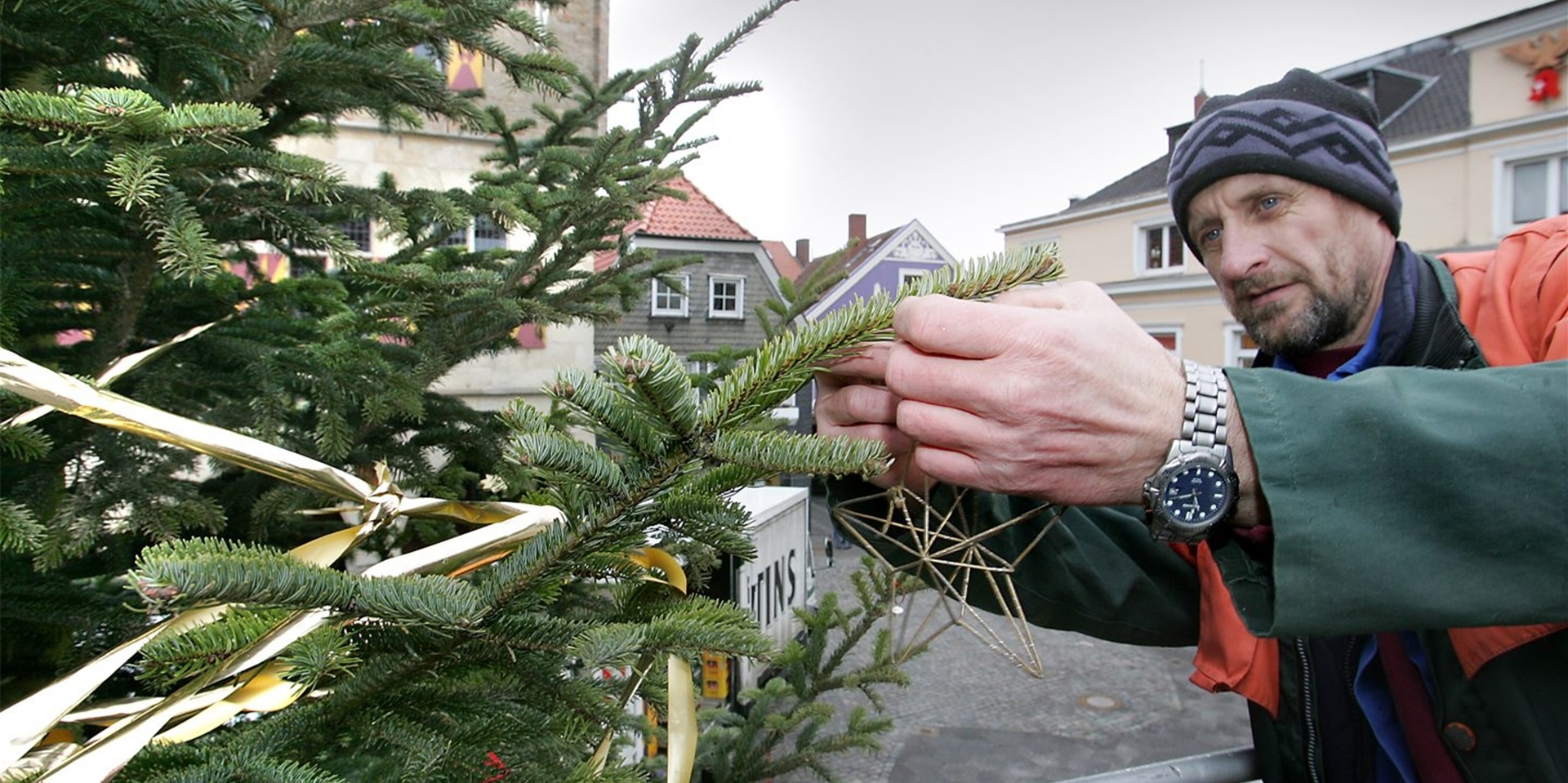 Abschmücken nicht vergessen: Bald werden die Weihnachtsbäume in Werne abgeholt. Zuvor müssen die Tannen aber von Schmuck und Co. befreit werden, wie der Baum am Marktpatz auf diesem Archivbild.