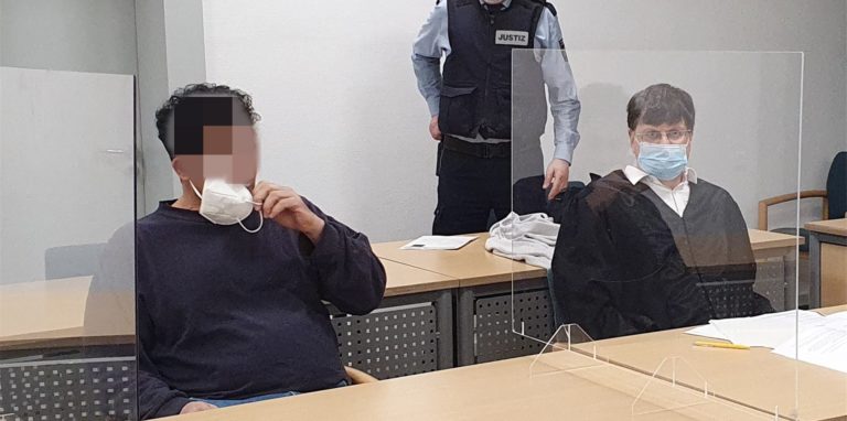 Das Foto zeigt den Angeklagten neben seinem Verteidiger Jens Tuschhoff.