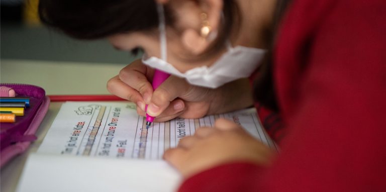 Die Präsenzpflicht in Schulen führe dazu, dass Eltern bei jedem Coronatest mitbangen müssten, meint unser Autor.
