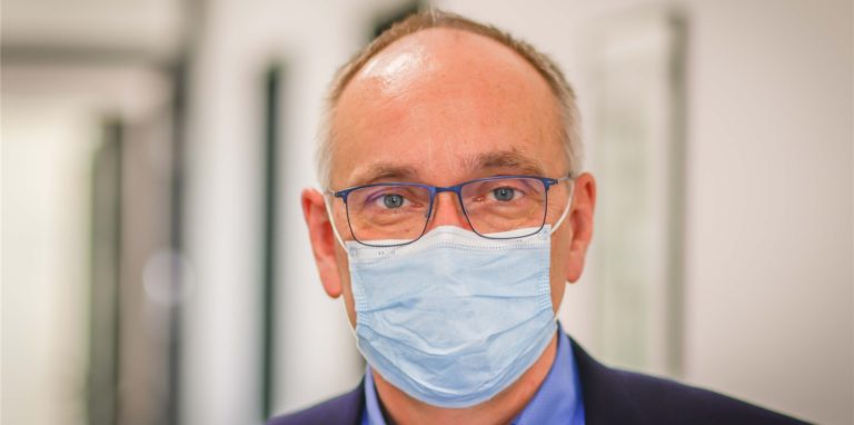 Die Booster-Spritze wird als Schutz gegen die neue Omikron-Variante dringend empfohlen. Gesundheitsamts-Chef Dr. Frank Renken wirbt dafür.
