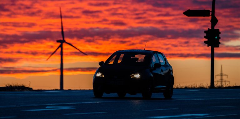 Die Sonne geht beim Klimaschutz auf? Nicht unbedingt: Windräder lieferten im vorigen Jahr weniger Strom und im Verkehrssektor ging es nicht voran.