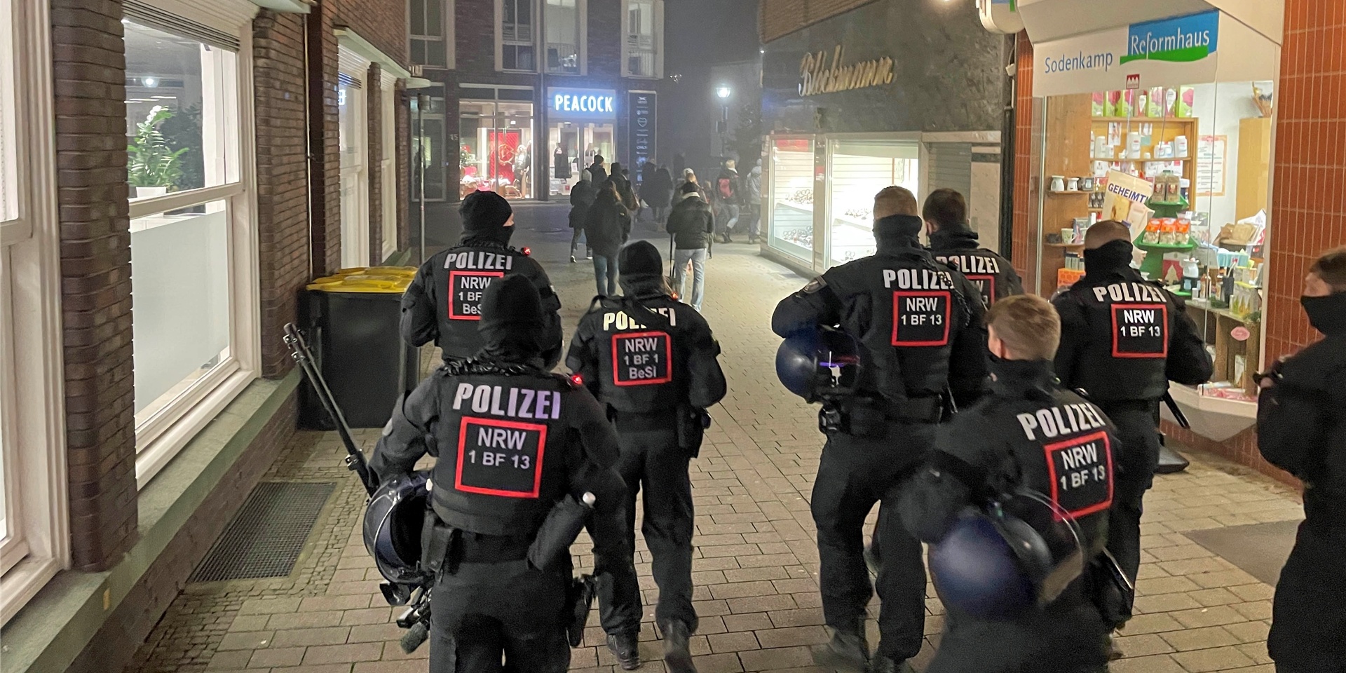 Kritiker der Corona-Maßnahmen haben einen „Spaziergang“ für Freitagabend in Herbern angekündigt. Zuletzt kam es immer mal wieder zu solchen Protesten – wie hier etwa in der Nachbarstadt Werne im Dezember.