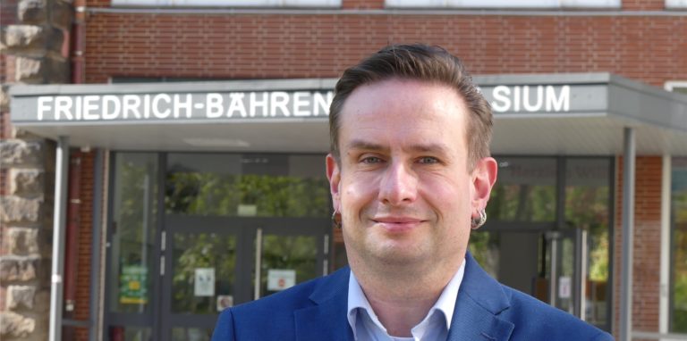 Schulleiter Heiko Klanke aus Schwerte musste zu Ferienbeginn viele Jugendliche und Kollegen darüber informieren, dass sie wegen eines Omikron-Falls in Quarantäne müssen. Am Montag wird das FBG wieder in den Schulbetrieb starten.