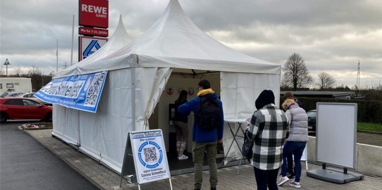 An der Schnelltest-Station an der Kreisstraße ist auch am Freitagmittag, 7. Januar, bereits wieder einiges los. Die Nachfrage nach Schnelltests steigt. Beurteilen Sie jetzt die Schnellteststellen in Selm.