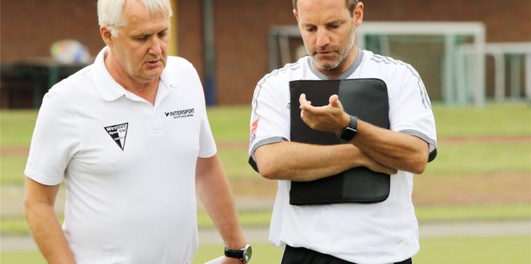 WSC-Fußballchef Thomas Overmann (l.) und Trainer Lars Müller dürfen sich über eine Neuverpflichtung aus Herbern freuen.