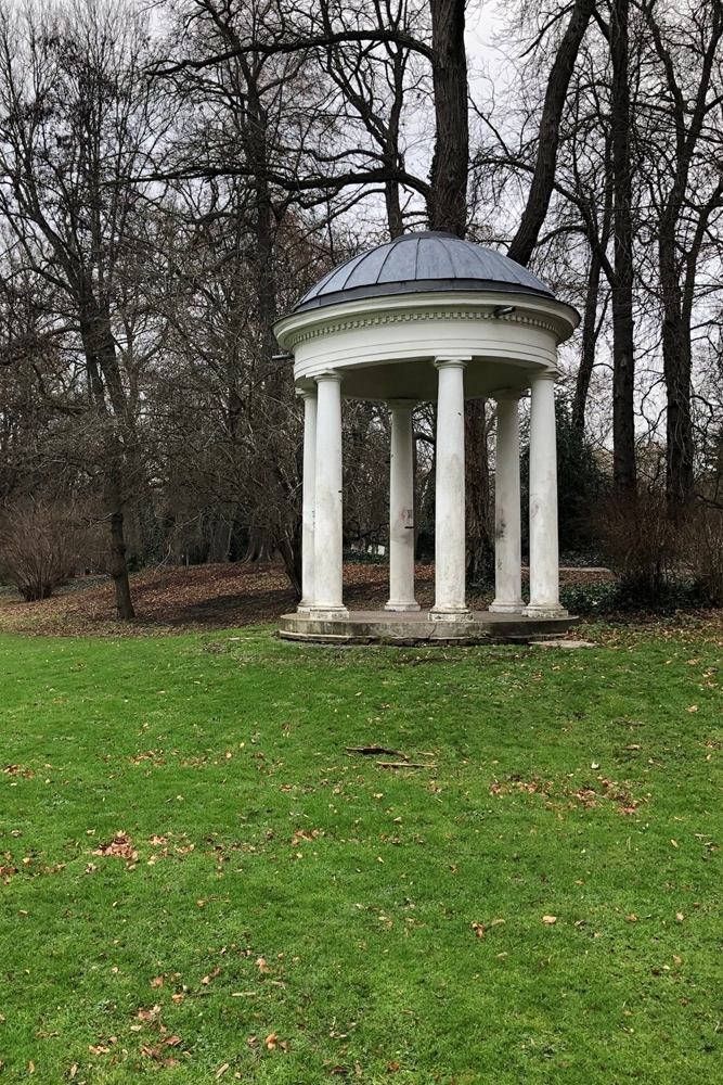 Heute steht der Monopteros relativ verloren auf einer Wiese hinter dem Amtsgericht an der Friedrich-Ebert-Straße. Einst bildete er ein Ensemble zusammen mit einem Zierteich, der aber längst Geschichte ist.