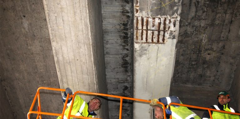 Die A2-Brücke Münsterstraße bei einer Untersuchung im Jahr 2011. Deutlich zu erkennen ist der rostige Bewehrungsstahl.