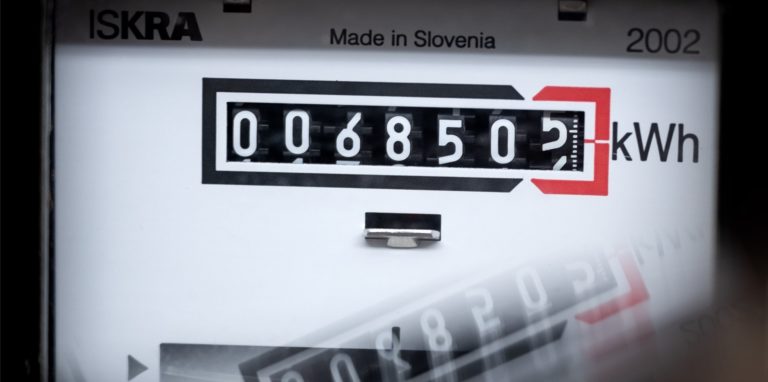 Ein Stromzähler zeigt die verbrauchten Kilowattstunden an.