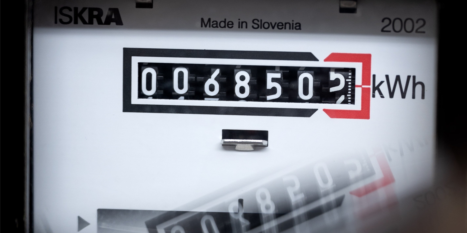 Ein Stromzähler zeigt die verbrauchten Kilowattstunden an.