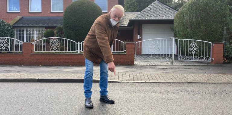Nur wenige Meter vom Haus der Familie Barten an der Kreuzstraße entfernt liegt der Blindgängerverdachtspunkt, auf den Günter Barten zeigt.