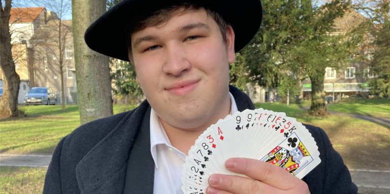 Ein Kartenspiel hat Tobias Walkmann immer griffbereit.
