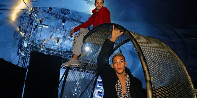 Sergio Cordova (21, vorne) und Albert Hernandez (22) posieren auf dem „Todesrad“, dem Zirkus-Gerät, von dem sie zwei Tage zuvor mitten in der Flic-Flac-Zirkusshow abgestürzt sind.