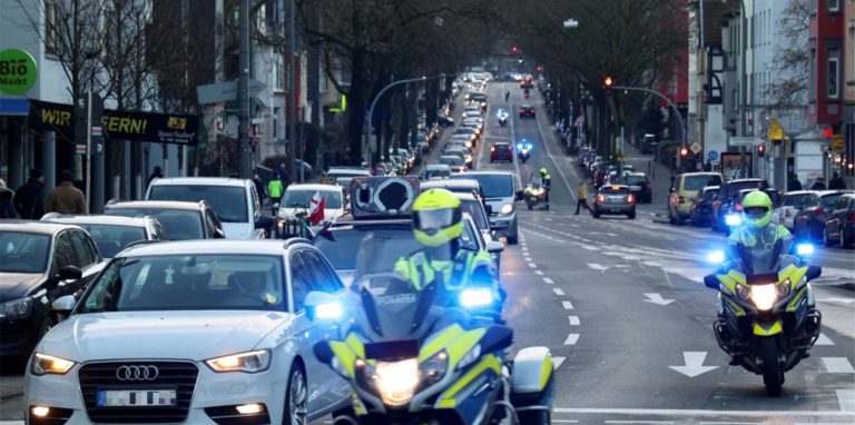 Am Sonntag fuhr die Querdenken-Bewegung auch mit einem Autokorso durch Dortmund.