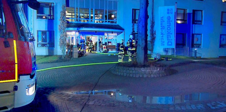Mit einem Großaufgebot an Rettungskräften war die Feuerwehr in der Nacht zu Samstag zum Klara-Röhrscheidt-Haus ausgerückt.