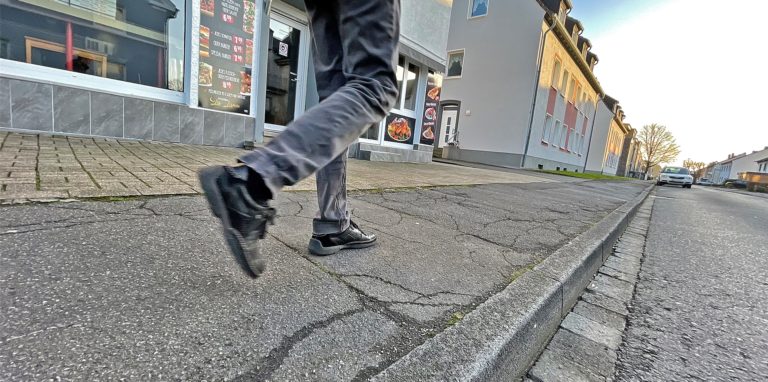 Am Predigtstuhl: Mal mehr, mal weniger sind Bürgersteige an dieser Straße kaputt. Ein Beispiel von vielen, meint ein Bürger. Er sieht Gefahren besonders für ältere und gehbehinderte Menschen.