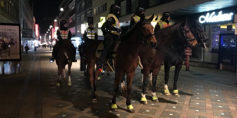 Eine der zwei Querdenken-Demos startet auf dem Friedensplatz. Der füllt sich seit 18 Uhr zunehmend.