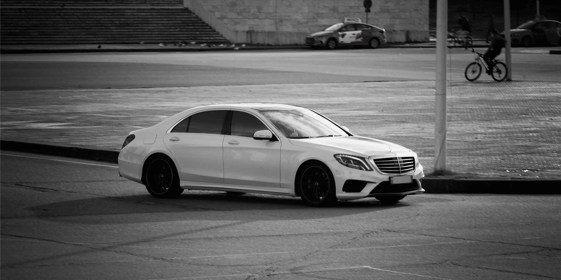 Im AMG Mercedes (Symbolbild) mit Tempo 200 über den Seitenstreifen Richtung Unna, das wird ein Nachspiel haben für den 23-jährigen Fahrer.