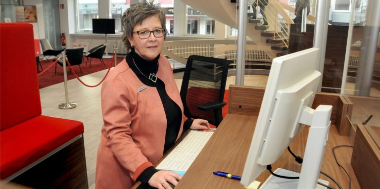 Bei Sparkassen-Mitarbeiterin Anke Schulte schrillten alle Alarmglocken, als die 77-jährige Kundin ihr von dem angeblichen Anruf der „Polizei“ erzählte.