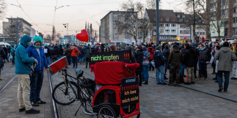 Ein junger Mann hat sich einer Corona-Demo entgegengestellt, als er inmitten der „Querdenker“ zum Impfen aufrief. (Symbolbild)