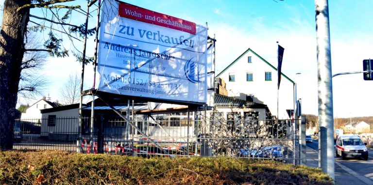 Zu verkaufen ist der Gebäudekomplex des ehemaligen Esstheaters Sürig an der A1-Auffahrt Schwerte. Im umgebauten früheren Sternensaal wird ein besonderer Frisörsalon betrieben, die frühere Subway-Filiale daneben steht derzeit leer.