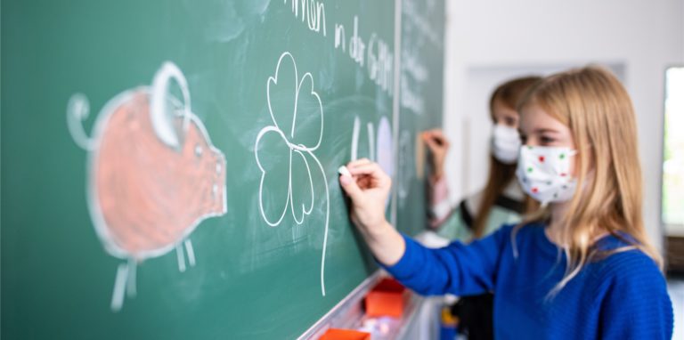Vor dem Start an den weiterführenden Schulen müssen Erziehungsberechtigte wichtige Regeln bei der Anmeldung beachten. Wegen der Pandemie werden Termine teils per Online-Buchung vergeben.