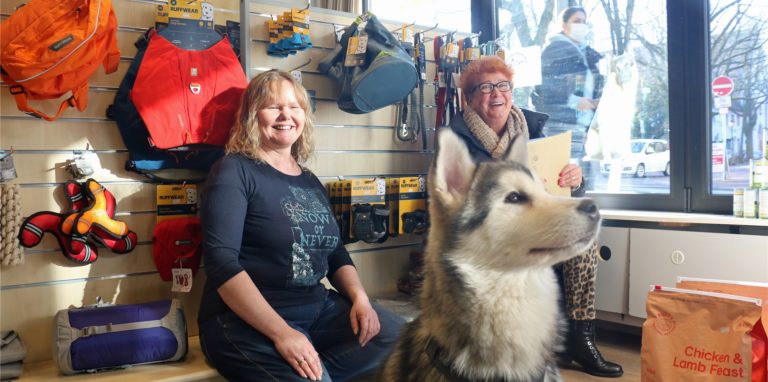 Ein Leerstand weniger: Silvia und Daniel Rohn haben mit „The Working Dog“ ein Fachgeschäft für Hunde und den Hundesport in Werne eröffnet. Für die Vermittlung sorgte Immobilienmaklerin Kornelia Nordhoff (r).