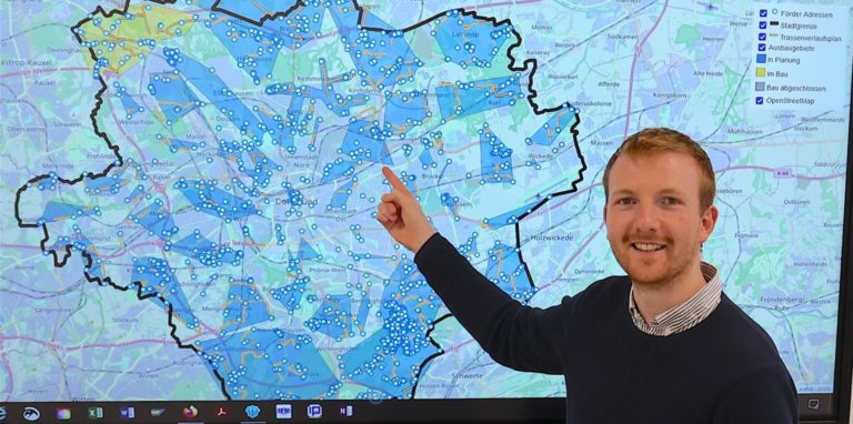 Alexander Menke von DOKOM21 zeigt die interaktive Karte zum Breitbandausbau in Dortmund.
