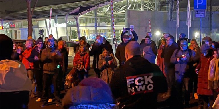Auch der „Spaziergang“ von Impfgegnern in Lünen am Montag (10.1.) ist von einem polizeibekannten Neonazi angemeldet worden. Das Foto zeigt eine Zwischenkundgebung.