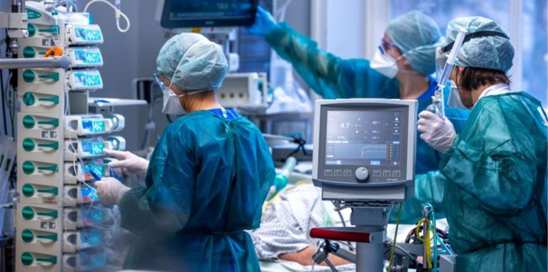 Ärzte und Pflegekräfte betreuen Patienten auf einer Intensivstation in Rostock.