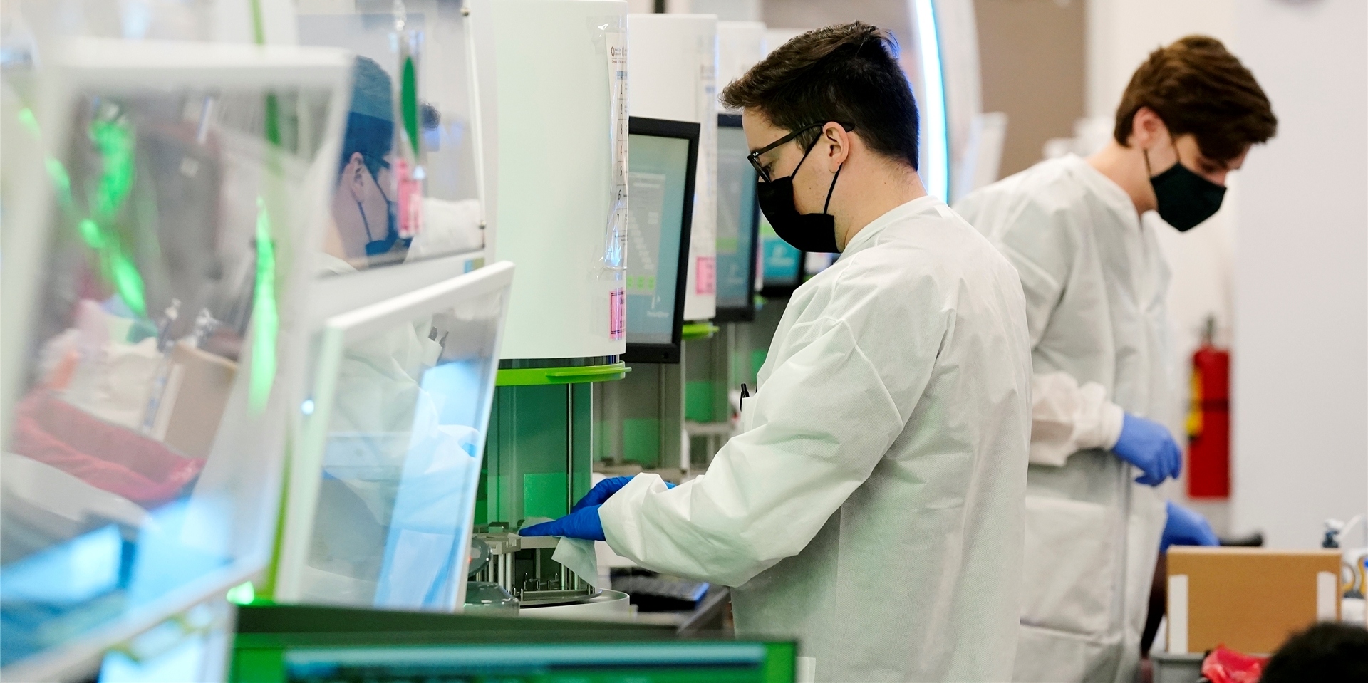 Wissenschaftler eines medizinischen Labors beaufsichtigen Corona PCR-Tests.