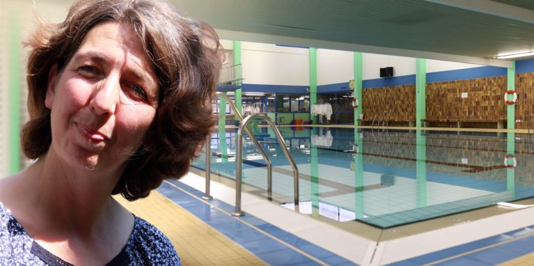 Anja Knipping, Schulleiterin der Grundschule „Auf den Äckern“, freut sich über mehr Schwimmzeiten am LAFP.