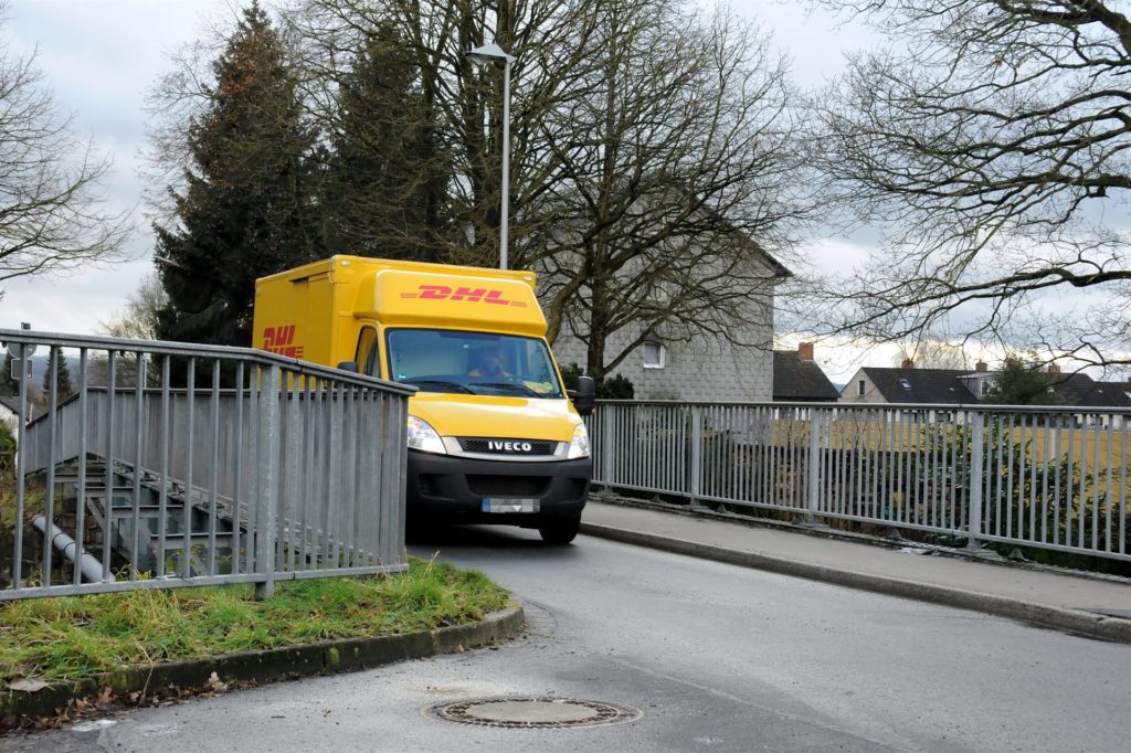 Die kleine Bahnbrücke am Kirschbaumsweg ist nur einspurig befahrbar. Auf Höhe der Brücke ereignete sich der Unfall. Die kleine Bahnbrücke am Kirschbaumsweg ist nur einspurig befahrbar. Auf Höhe der Brücke ereignete sich der Unfall.