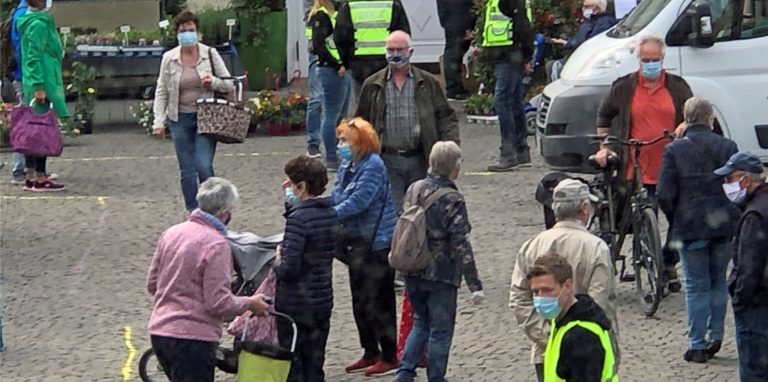 Auf dem Wochenmarkt in Werne gibt es ab sofort wieder verschärfte Besuchsregeln aufgrund der neuen Coronaschutzverordnung des Landes NRW. Das betrifft etwa das Tragen einer Maske an bestimmten Stellen.