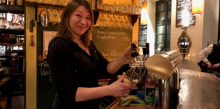 Monika Stosik (39) sucht aktuell einen Nachfolger für ihr beliebtes Kreuzviertel-Restaurant. Das Foto ist vor der Pandemie entstanden.