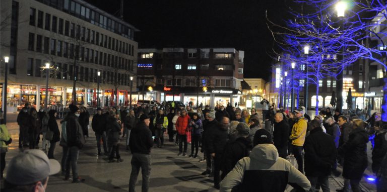 Das Archivbild entstand währende der ersten angemeldeten Impfskeptiker-Demo am 3. Januar.