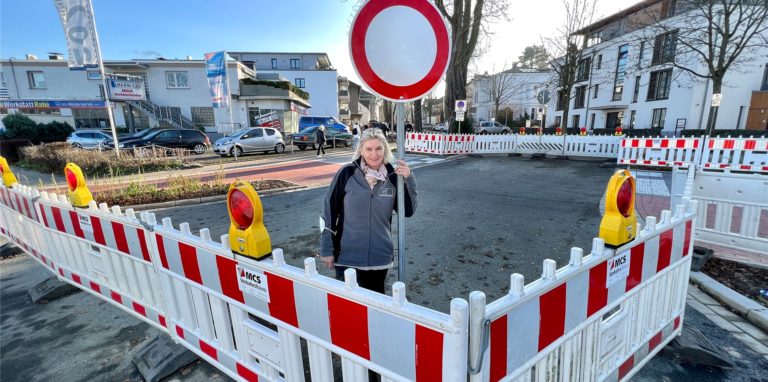 Christiane Rabe will die Baken nicht mehr sehen: Sie fordert, dass die Sackgasse neben dem Kreishauskreisel endlich geöffnet wird – für ihren Kfz-Betrieb ebenso wie für alle anderen Anlieger und Verkehrsteilnehmer.