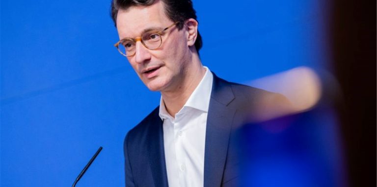 Eine mögliche Impfpflicht schien zuletzt ins Stocken gekommen zu sein. NRW-Ministerpräsident Hendrik Wüst verlangt nun, dass der ursprüngliche Zeitplan des Bundeskanzlers eingehalten wird.