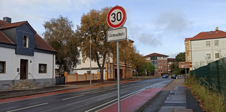 Seit Anfang Oktober vergangenen Jahres gilt auf der Bebelstraße Tempo 30. Tagsüber herrscht hier oft freie Fahrt, im Berufsverkehr wird es dann manchmal eng.
