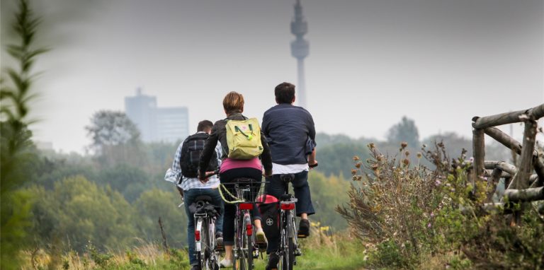 Fahrradfahren unterm Florianturm – die Stadt denkt über eine Brücke durch den Westfalenpark nach.
