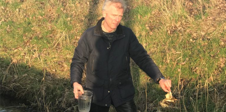 Hugo Brentrup hat neben glasklarem Wasser im Selmer Bach auch eine Aluminiumdose entdeckt.