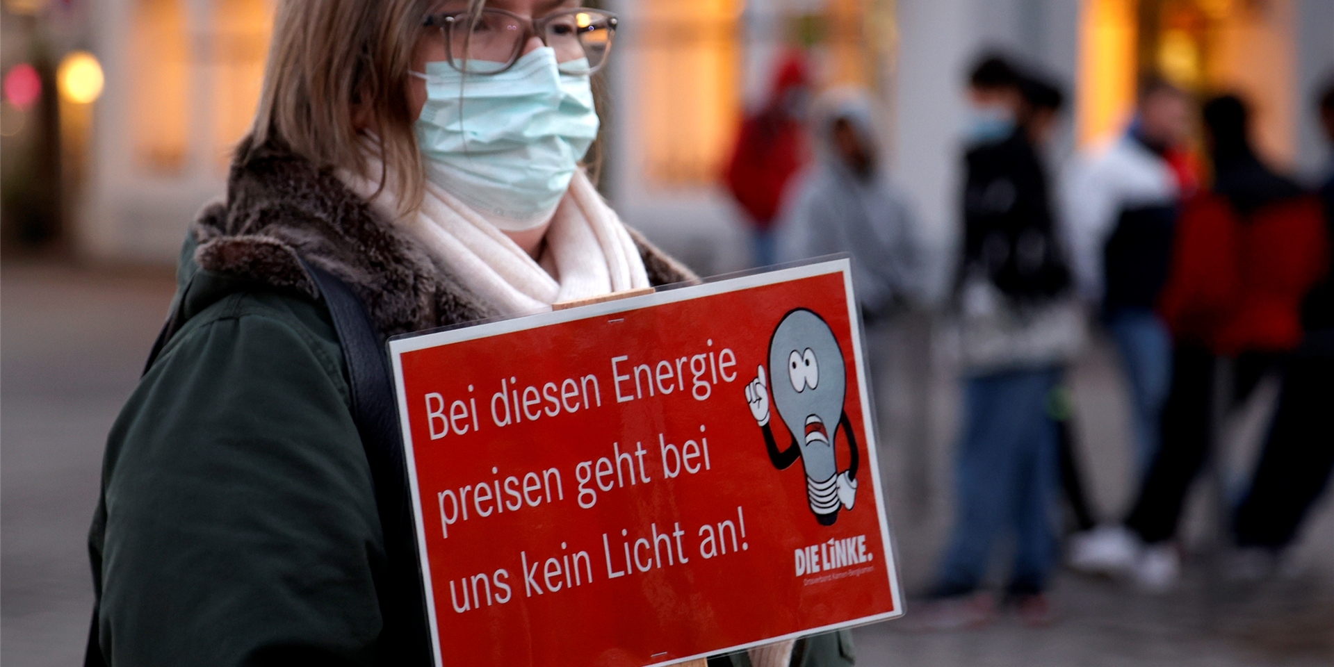 „Bei diesen Energiepreisen geht bei uns kein Licht an.“ Die Partei „Die Linke“ veranstaltete am Donnerstag auf dem Alten Markt eine Mahnwache gegen hohe Energiepreise.