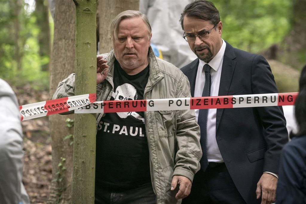 Frank Thiel (Axel Prahl, r.) wird bei den Ermittlungen in die Vergangenheit und in die Amnesie katapultiert. Oben drauf gibt es kluge Sprüche von seinem Kollegen und Rechtsmediziner Boerne (Jan Josef Liefers). Frank Thiel (Axel Prahl, r.) wird bei den Ermittlungen in die Vergangenheit und in die Amnesie katapultiert. Oben drauf gibt es kluge Sprüche von seinem Kollegen und Rechtsmediziner Boerne (Jan Josef Liefers).