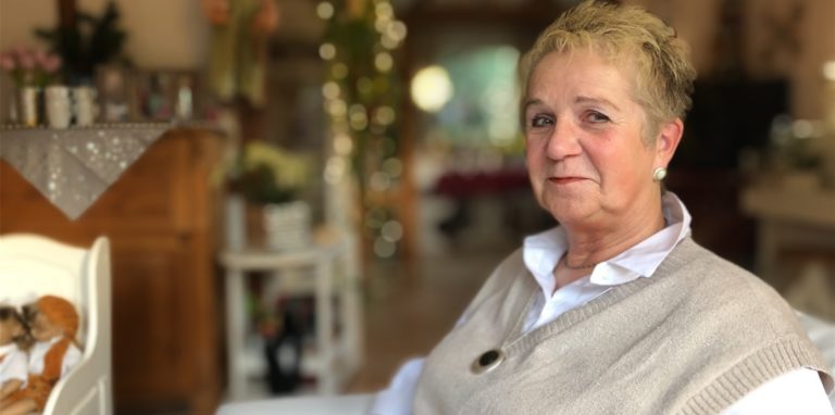 Heidi Friedrich sitzt in ihrem Wohnzimmer in Fröndenberg-Bausenhagen: Die 66-Jährige leidet unter den Langzeitfolgen von Covid-19.